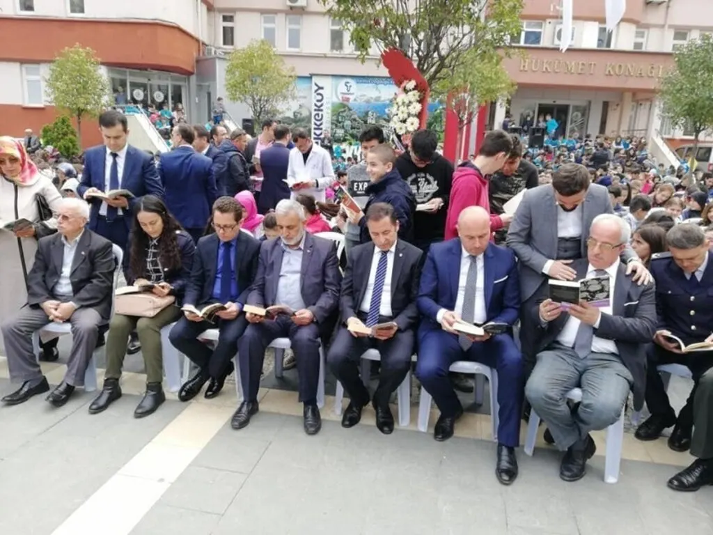 Tekkeköy'de 5 bin 555 öğrenci aynı anda kitap okudu