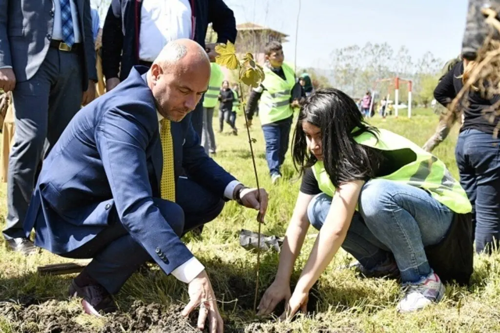 Tekkeköy'e bahar geldi, fidanlar toprakla buluştu