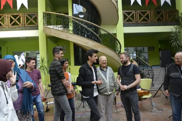 Kavak Rıdvan Çelikel Fen Lisesisi öğrencilerinin huzurevi konseri