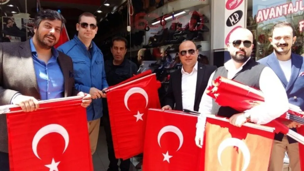 SAMGİAD ve TÜGİK ailesi 1919 adet Türk Bayrağı Dağıttı