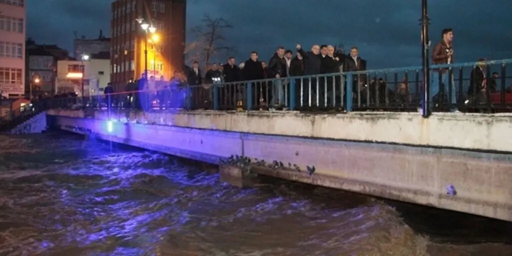 Samsun'da sağanak yağış hayatı olumsuz etkiledi, dereler taştı, su baskınları meydana geldi
