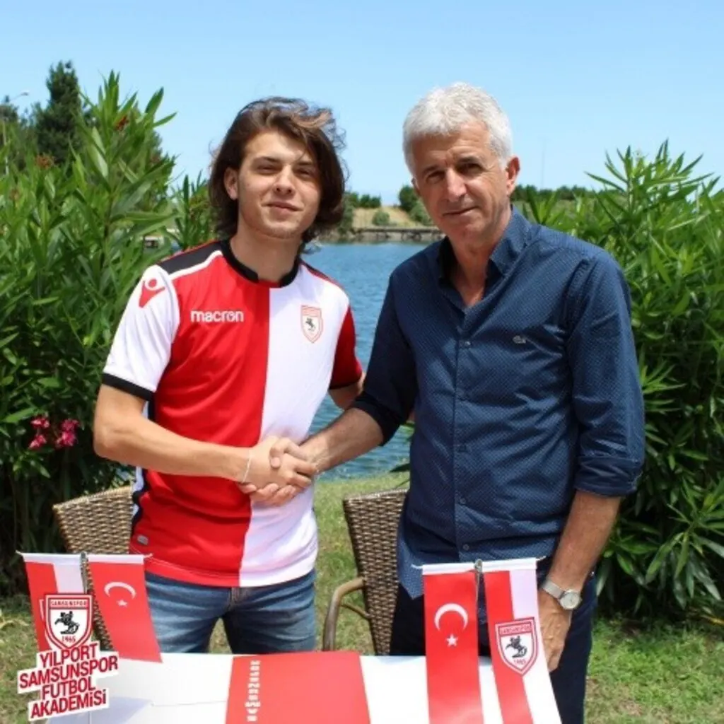 Emirhan Koca profesyonel oldu!