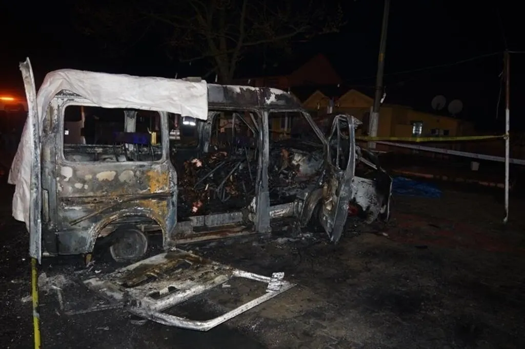 Minibüsle çarpışan otomobilin LPG tankı patladı: 6 ölü, 4 yaralı