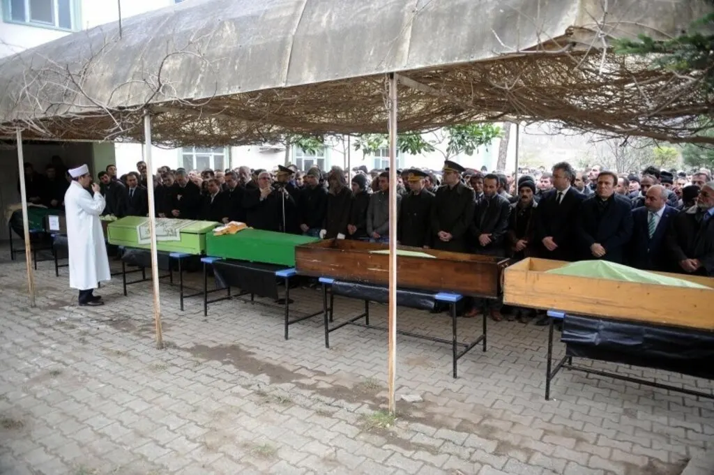 Terme'deki kazada hayatını kaybeden 6 kişi Ayvacık'ta toprağa verildi