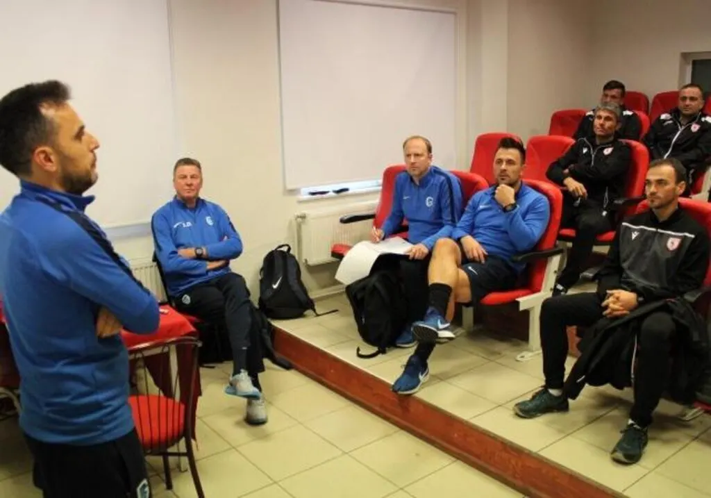 GENK ANTRENÖRLERİ FUTBOL OKULU ANTRENMANI TAKİP ETTİ