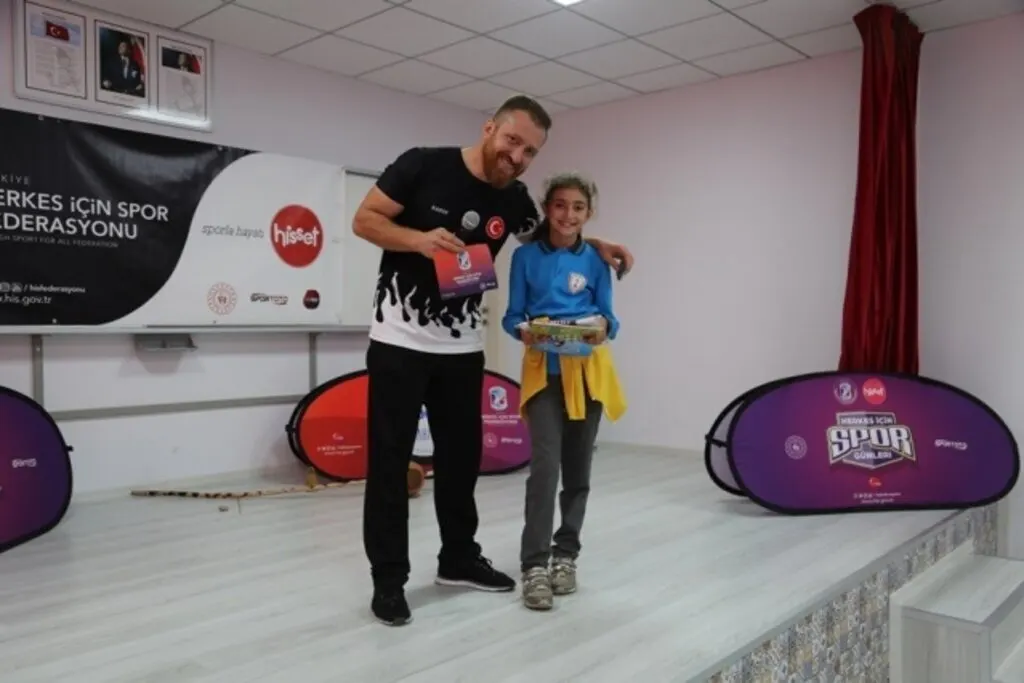 Tekkeköy Gökçe Karaoğlan Ortaokulu'nda ödüllü spor etkinliği