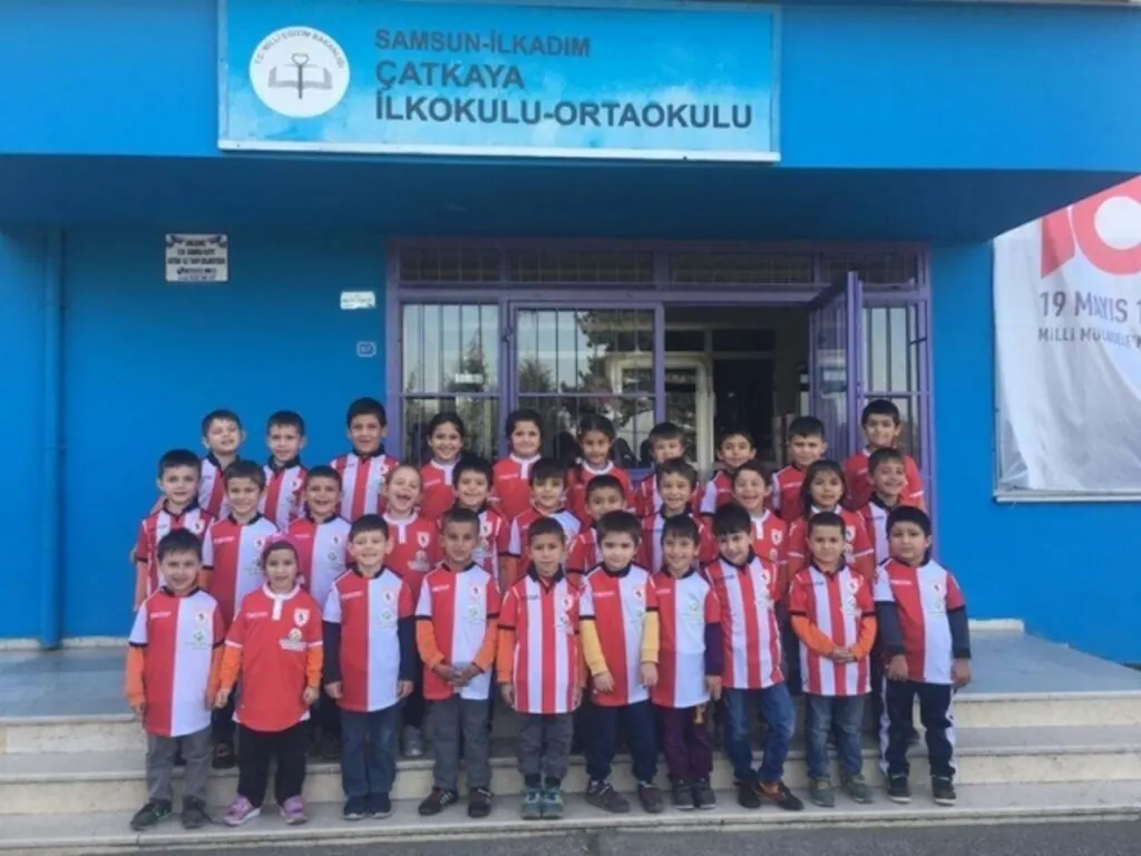 GARİP VE ZEYCAN YILDIRIM VAKFI’NDAN ÇOCUKLARA SAMSUNSPOR FORMASI