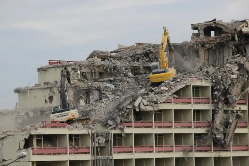 Büyük Samsun oteli yıkım çalışması