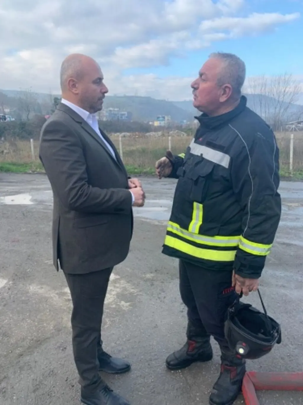 Tekkeköy Belediye Başkanı Hasan Togar yangın yerinde