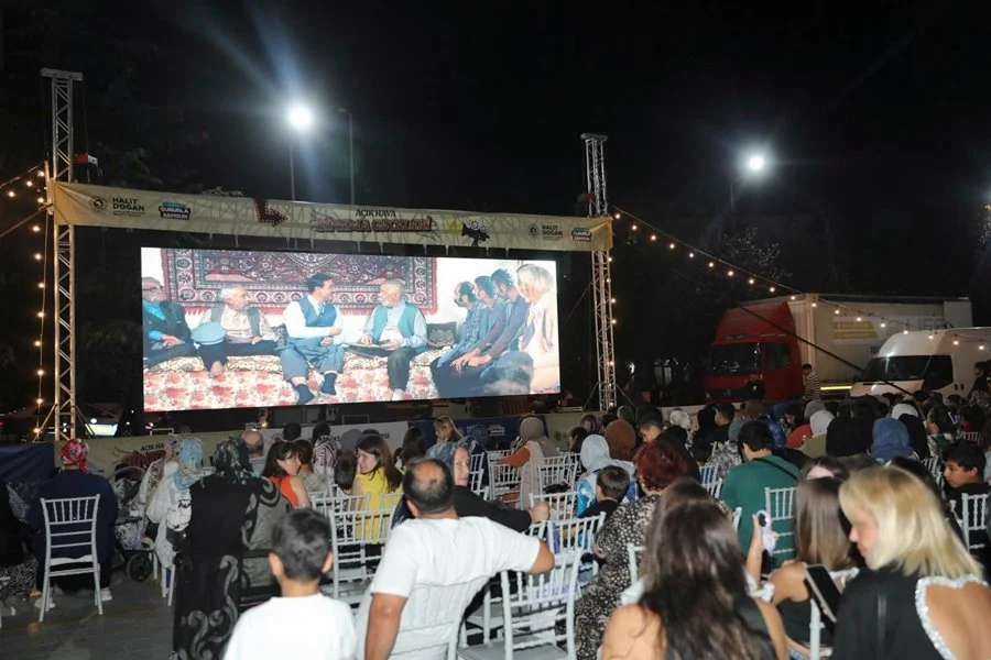 Samsun Büyükşehir Belediyesi’nden Açık Hava Sinema Geceleri! Son Duraklar İlkadım ve Atakum - Fotoğraf 14