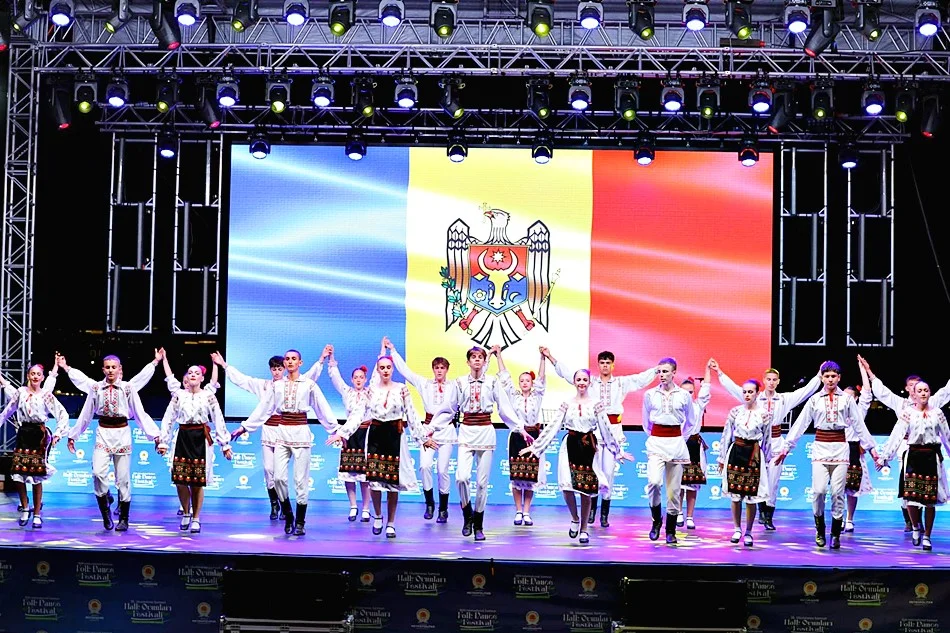 Samsun Halk Oyunları Festivali'ne Büyük İlgi: 12 Ülke Samsun'da Buluştu - Fotoğraf 14