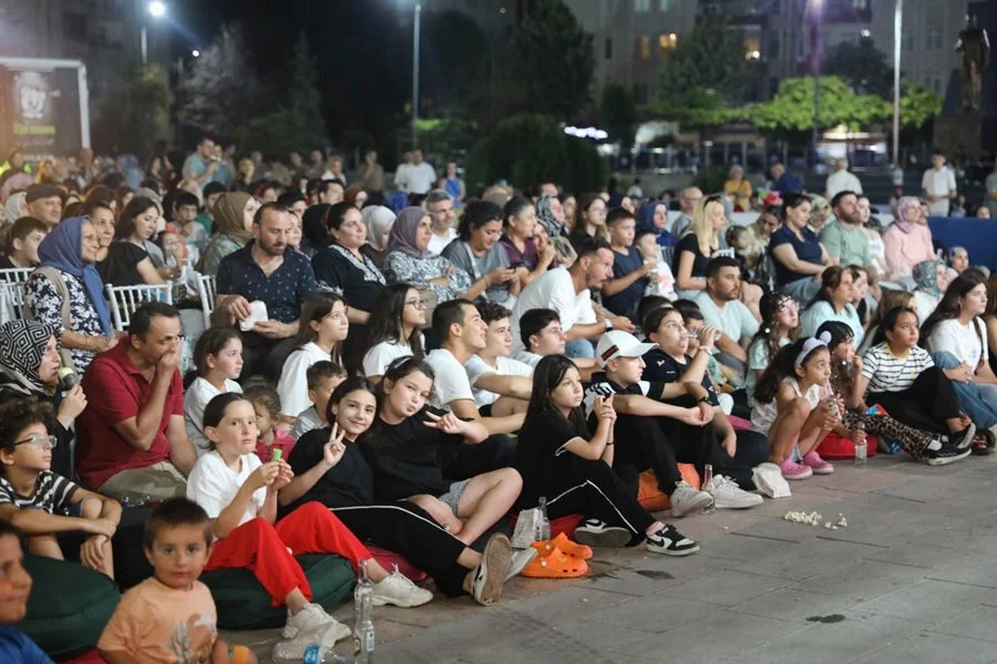 Samsun Büyükşehir Belediyesi’nden Açık Hava Sinema Geceleri! Son Duraklar İlkadım ve Atakum - Fotoğraf 10