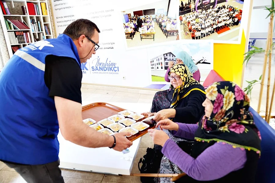 Canik Belediyesi'nden Can Kafe ve Can Sofrası'nda  Aşure İkramı - Fotoğraf 2