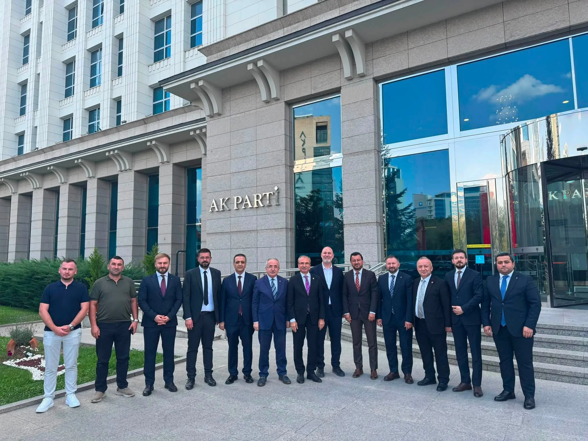 AK Parti Çarşamba'da beklenen atama öncesi dikkat çeken fotoğraf Genel Merkez önünden geldi! - Fotoğraf 2