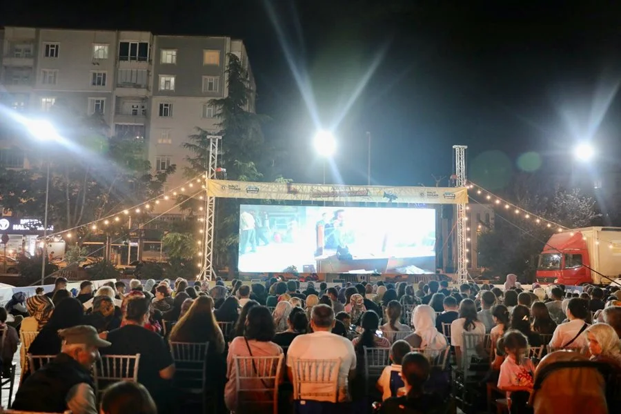 Samsun Büyükşehir Belediyesi’nden Açık Hava Sinema Geceleri! Son Duraklar İlkadım ve Atakum - Fotoğraf 2