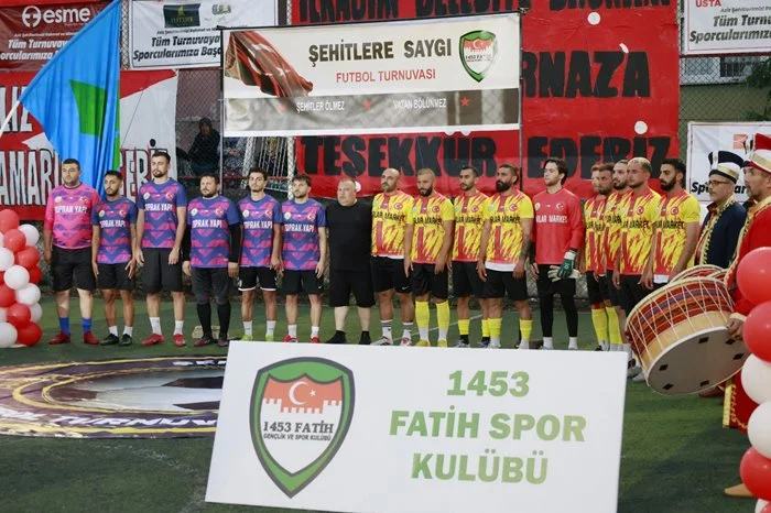 Fatih Mahallesinde şehitler adına muhteşem geleneksel futbol turnuvası - Fotoğraf 7