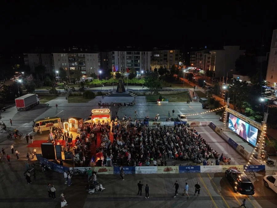 Samsun Büyükşehir Belediyesi’nden Açık Hava Sinema Geceleri! Son Duraklar İlkadım ve Atakum - Fotoğraf 8