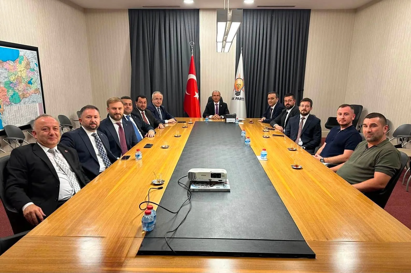 AK Parti Çarşamba'da beklenen atama öncesi dikkat çeken fotoğraf Genel Merkez önünden geldi! - Fotoğraf 1