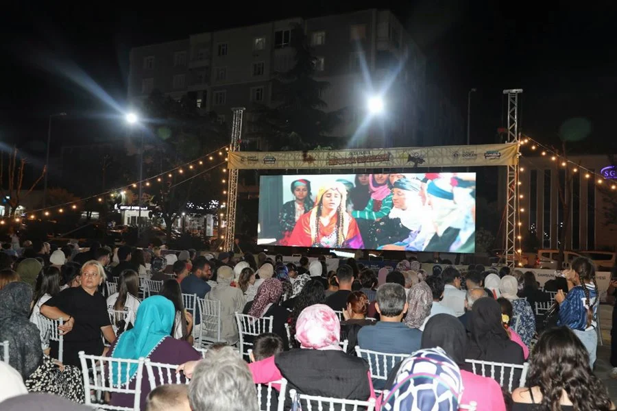 Samsun Büyükşehir Belediyesi’nden Açık Hava Sinema Geceleri! Son Duraklar İlkadım ve Atakum - Fotoğraf 1