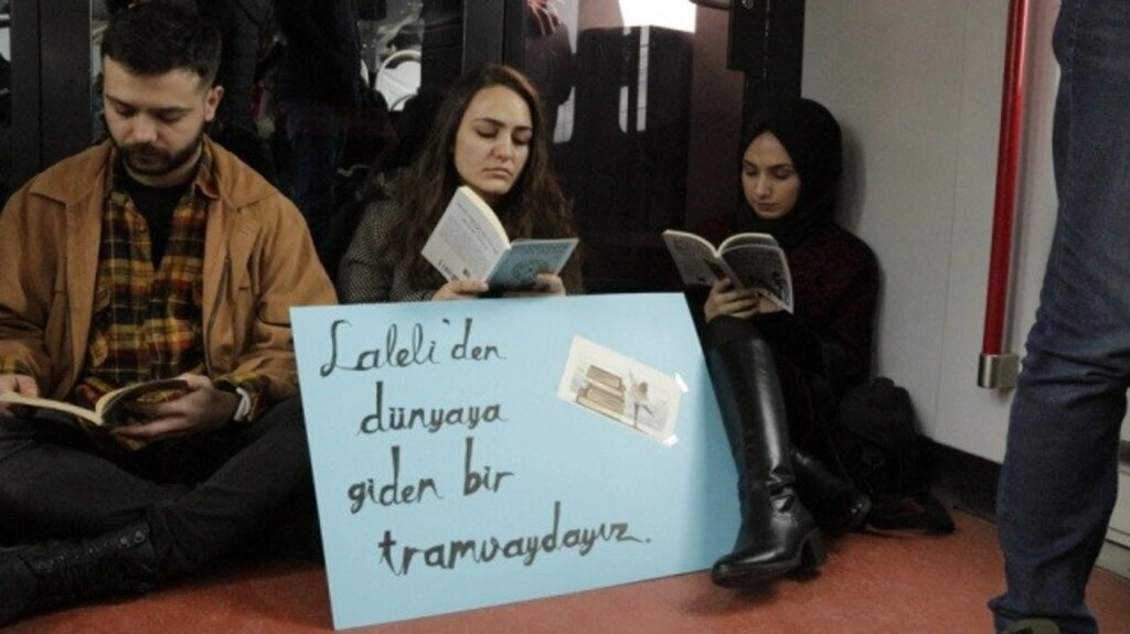Bir Projem Var Topluluğu tramvayda kitap okuyarak yolculuk etti - Resim 1