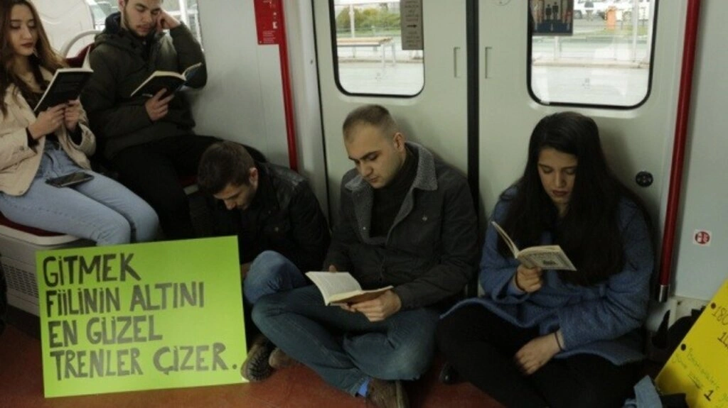 Bir Projem Var Topluluğu tramvayda kitap okuyarak yolculuk etti - Resim 2