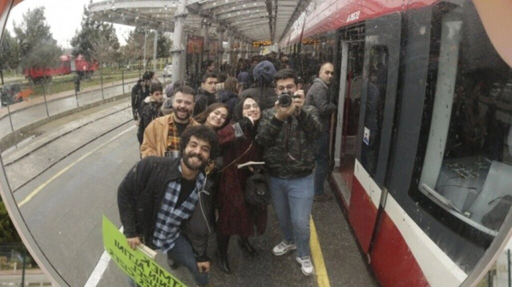 Bir Projem Var Topluluğu tramvayda kitap okuyarak yolculuk etti - Resim 3
