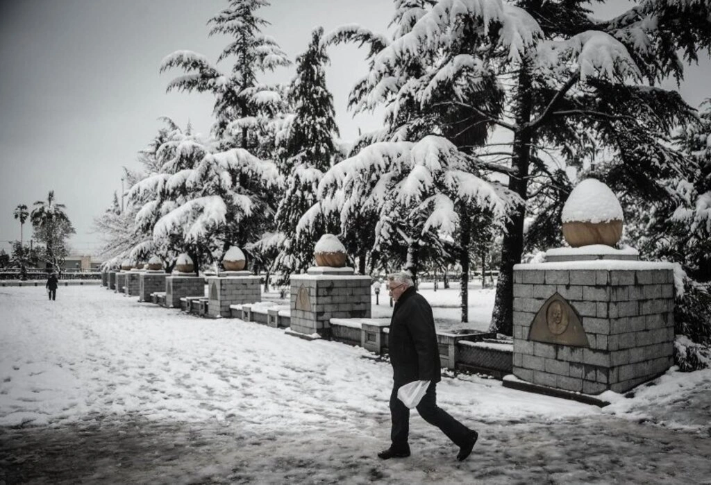 Samsun genelinde dünden itibaren yeniden etkisini gösteren kar yağışı aralıklarla devam ediyor. - Resim 3
