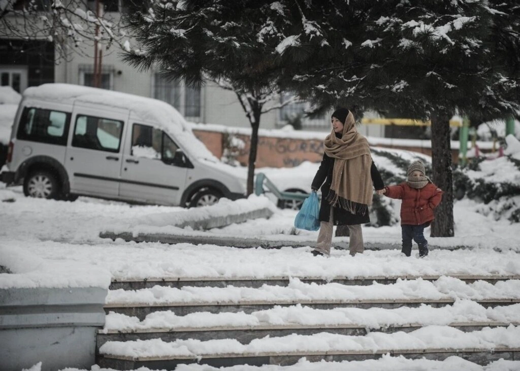 Samsun genelinde dünden itibaren yeniden etkisini gösteren kar yağışı aralıklarla devam ediyor. - Resim 11