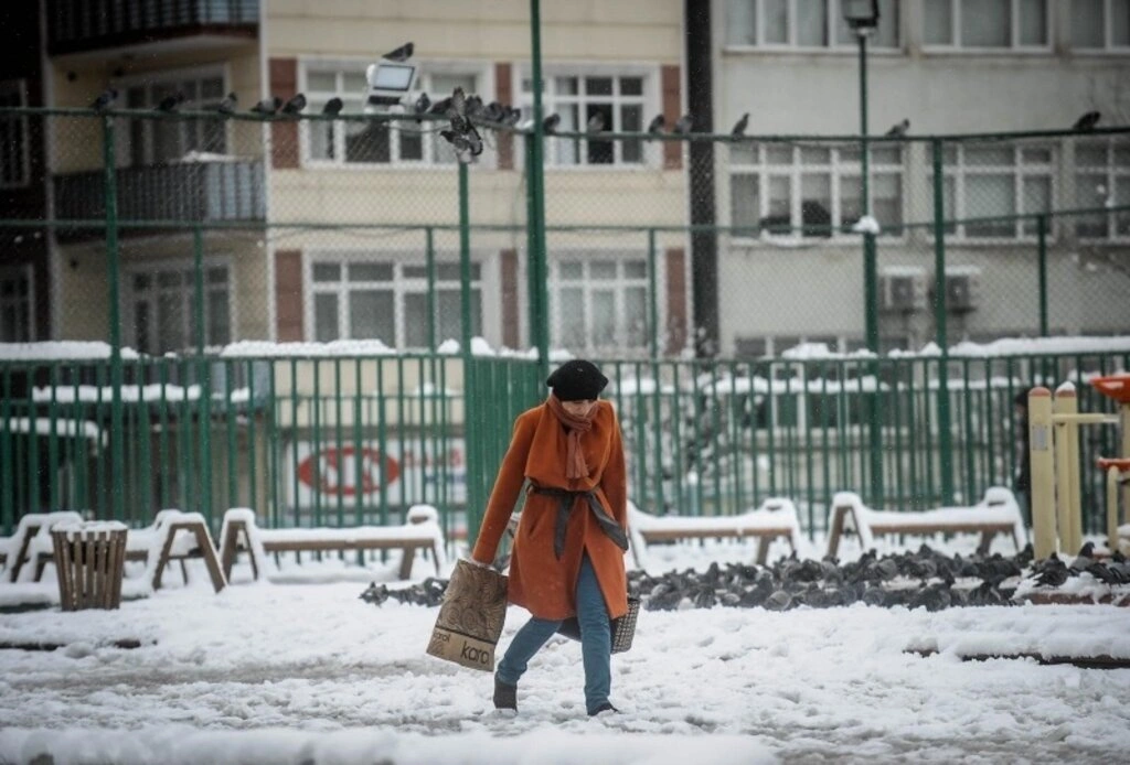 Samsun genelinde dünden itibaren yeniden etkisini gösteren kar yağışı aralıklarla devam ediyor. - Resim 13