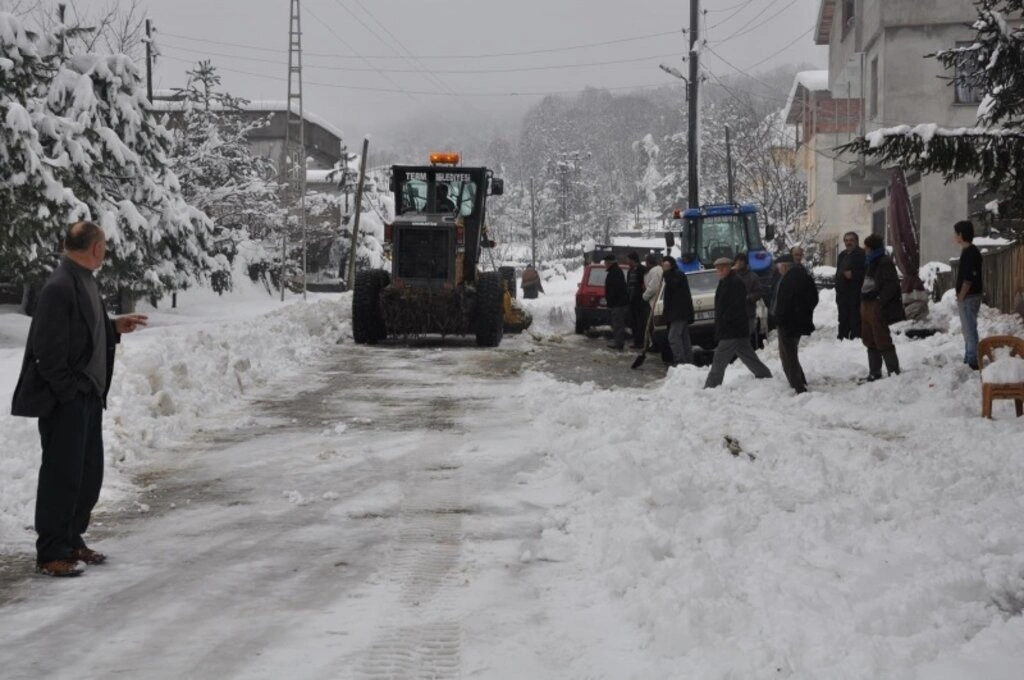 Terme Belediyesi karla mücadele ediyor - Resim 6