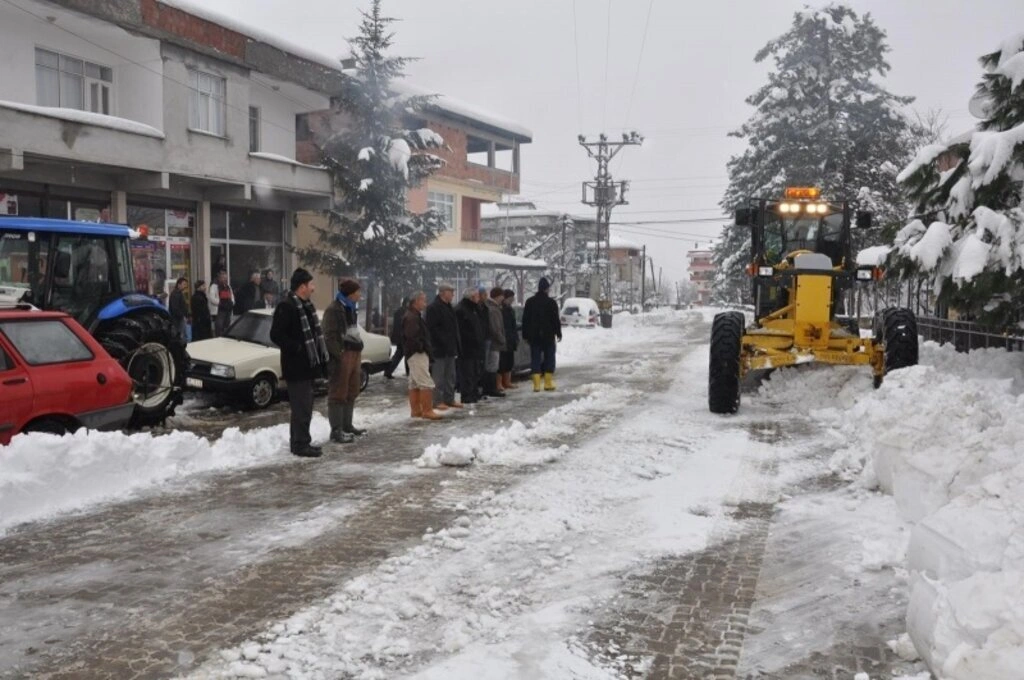 Terme Belediyesi karla mücadele ediyor - Resim 8