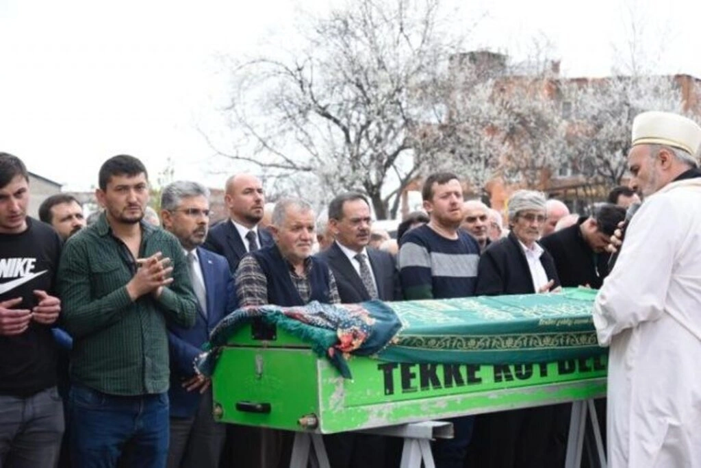 Ayşegül Köse dualarla son yolculuğuna uğurlandı - Resim 3