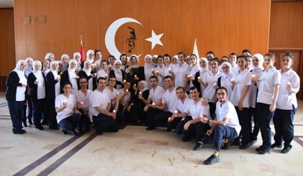 OMÜ Hemşirelik Bölümü Öğrencileri Üniformalarını Giydi - Resim 3