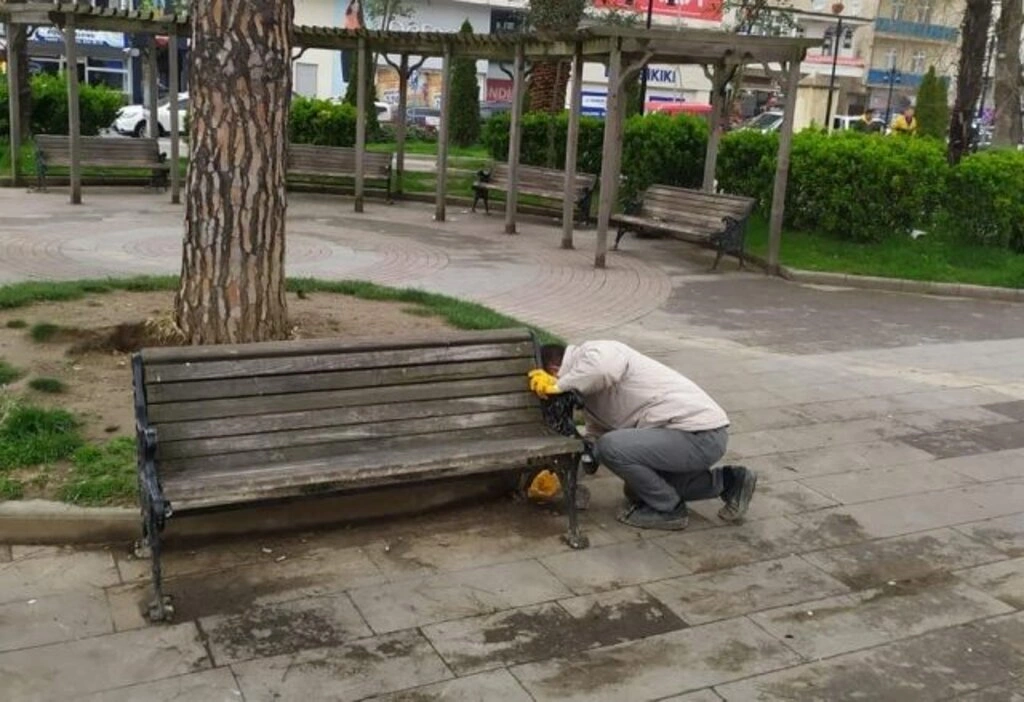 Çarşamba Belediyesi'nden koronavirüs önlemi, banklar kaldırıldı - Resim 2
