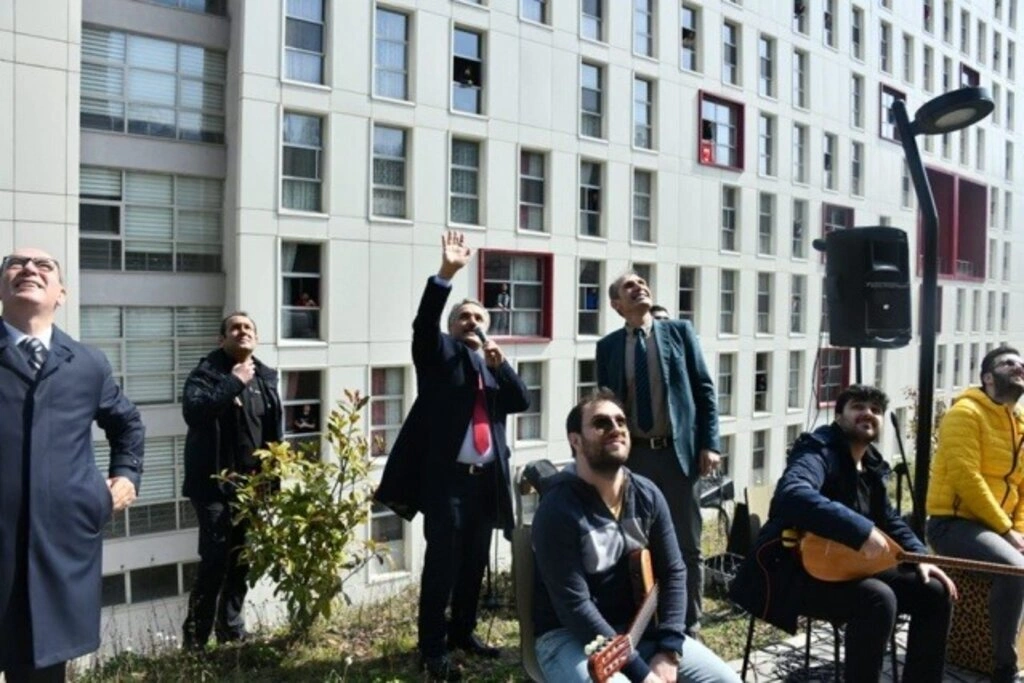 Samsun'da karantinadaki öğrencilere moral konseri - Resim 3
