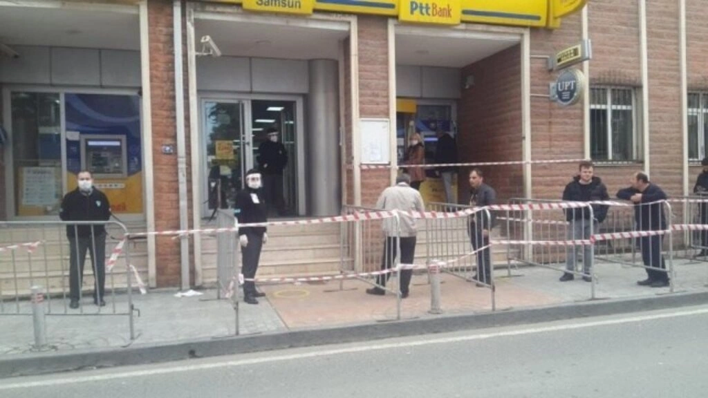 PTT Şubesi önlerine sosyal mesafe çizgileri yapıldı - Resim 3
