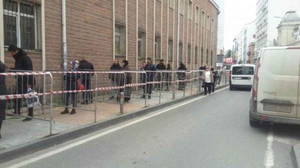PTT Şubesi önlerine sosyal mesafe çizgileri yapıldı - Resim 4