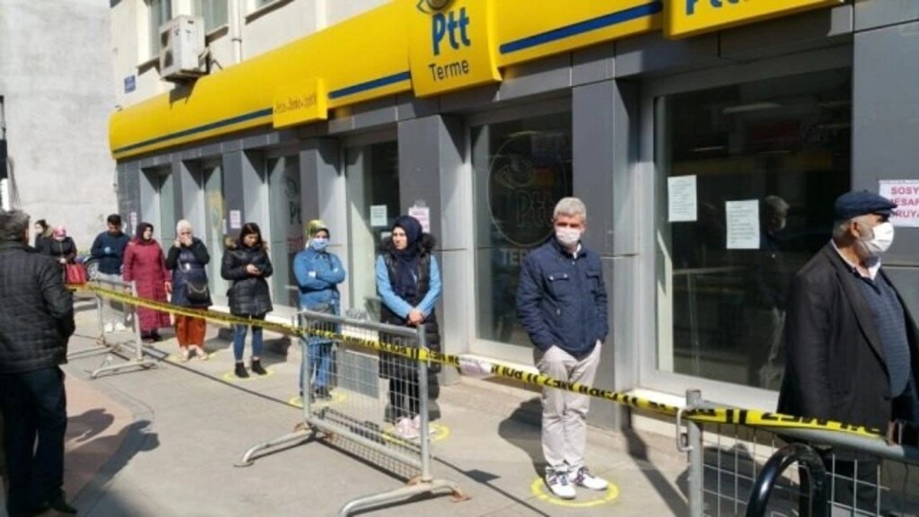 PTT Şubesi önlerine sosyal mesafe çizgileri yapıldı - Resim 5