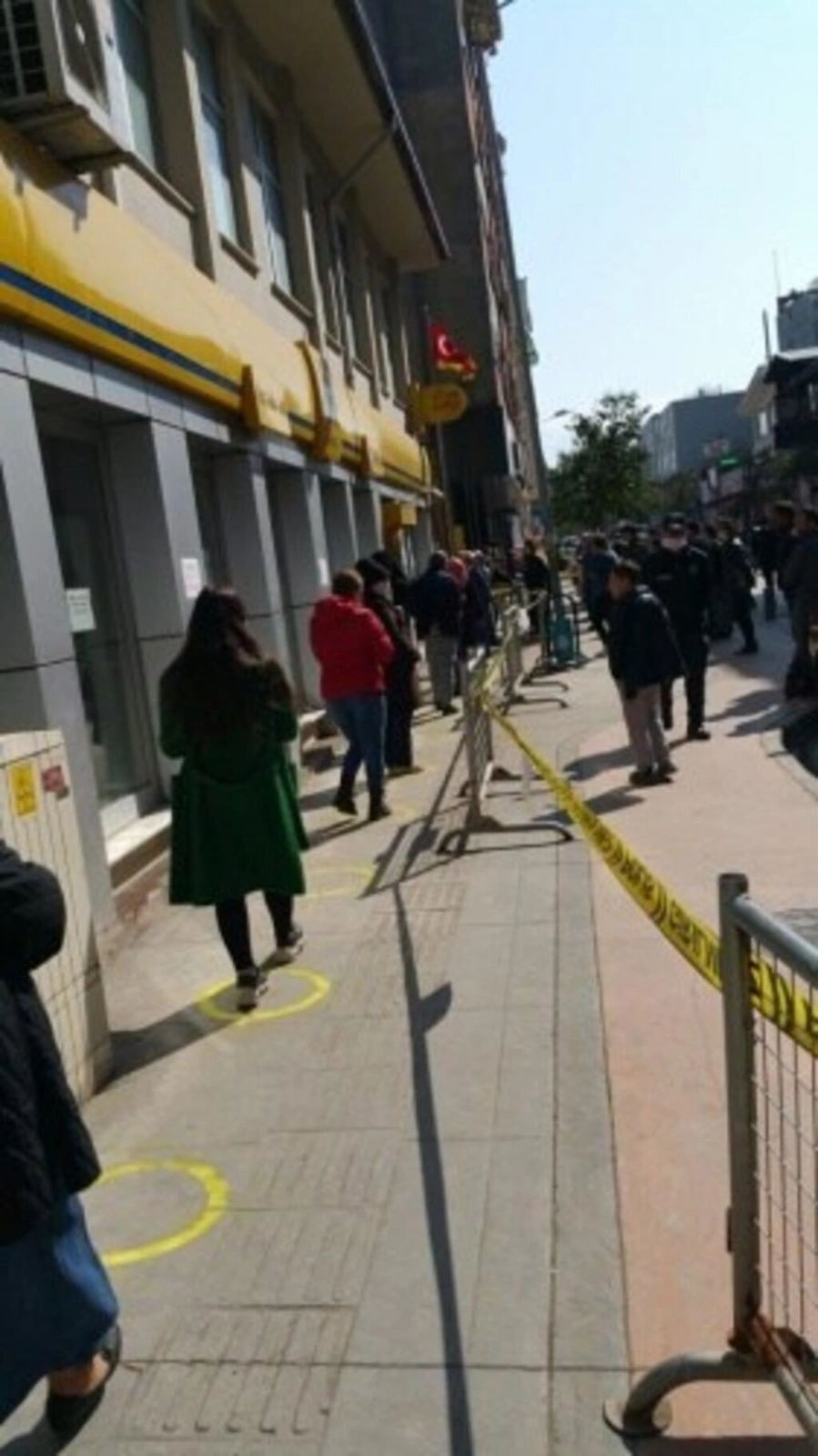 PTT Şubesi önlerine sosyal mesafe çizgileri yapıldı - Resim 6