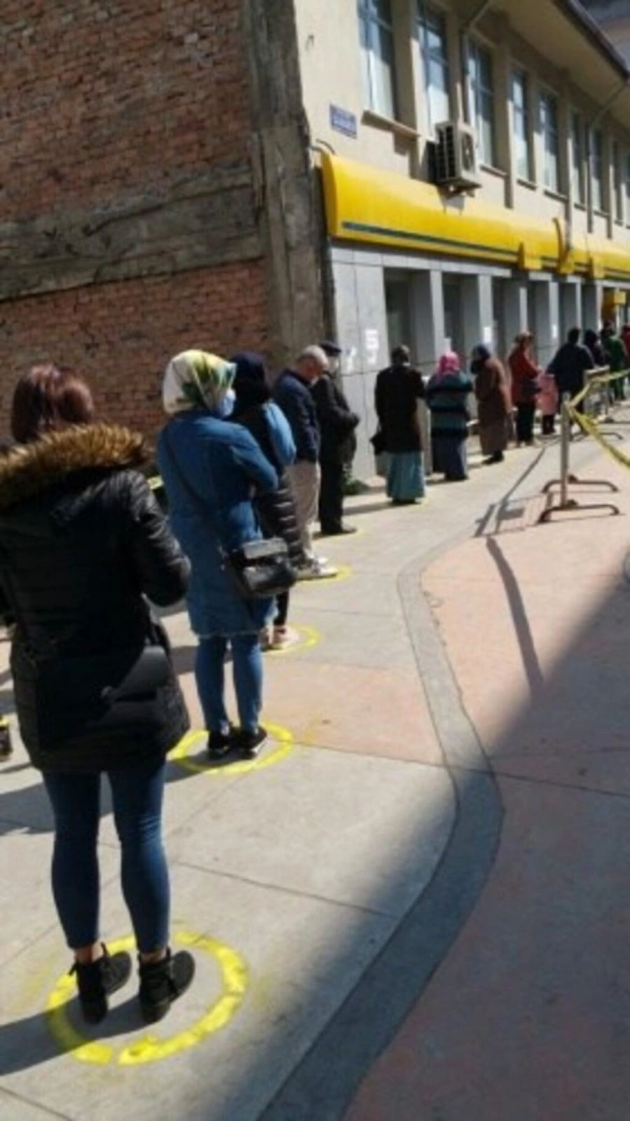 PTT Şubesi önlerine sosyal mesafe çizgileri yapıldı - Resim 7