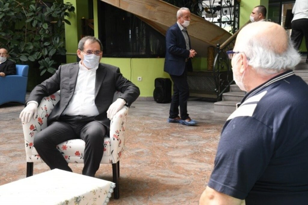 Başkan Mustafa Demir'den Huzurevi Yaşlı Bakım ve Rehabilitasyon Merkezi'ne ziyaret - Resim 2