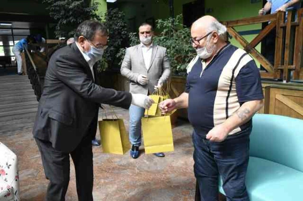 Başkan Mustafa Demir'den Huzurevi Yaşlı Bakım ve Rehabilitasyon Merkezi'ne ziyaret - Resim 4