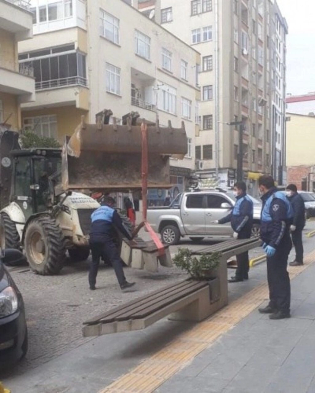 Tekkeköy Belediyesi ilçedeki oturma banklarını söktü - Resim 2