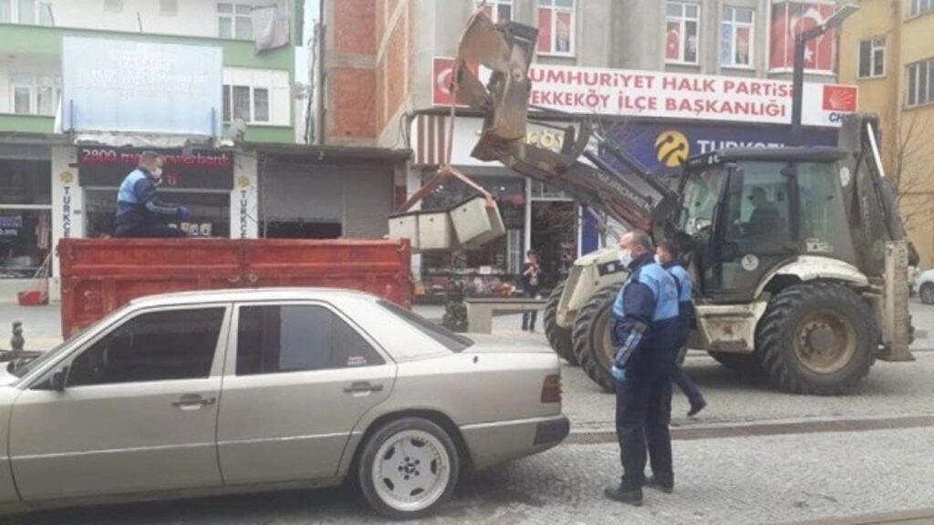 Tekkeköy Belediyesi ilçedeki oturma banklarını söktü - Resim 3