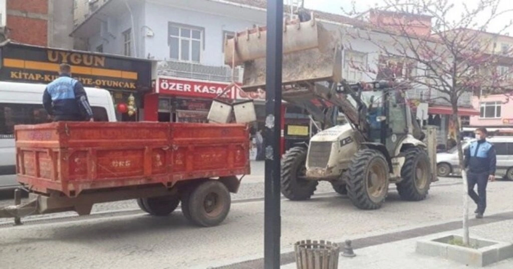 Tekkeköy Belediyesi ilçedeki oturma banklarını söktü - Resim 4