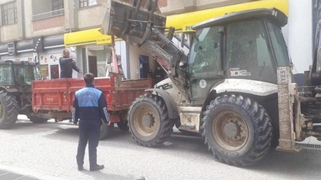 Tekkeköy Belediyesi ilçedeki oturma banklarını söktü - Resim 5