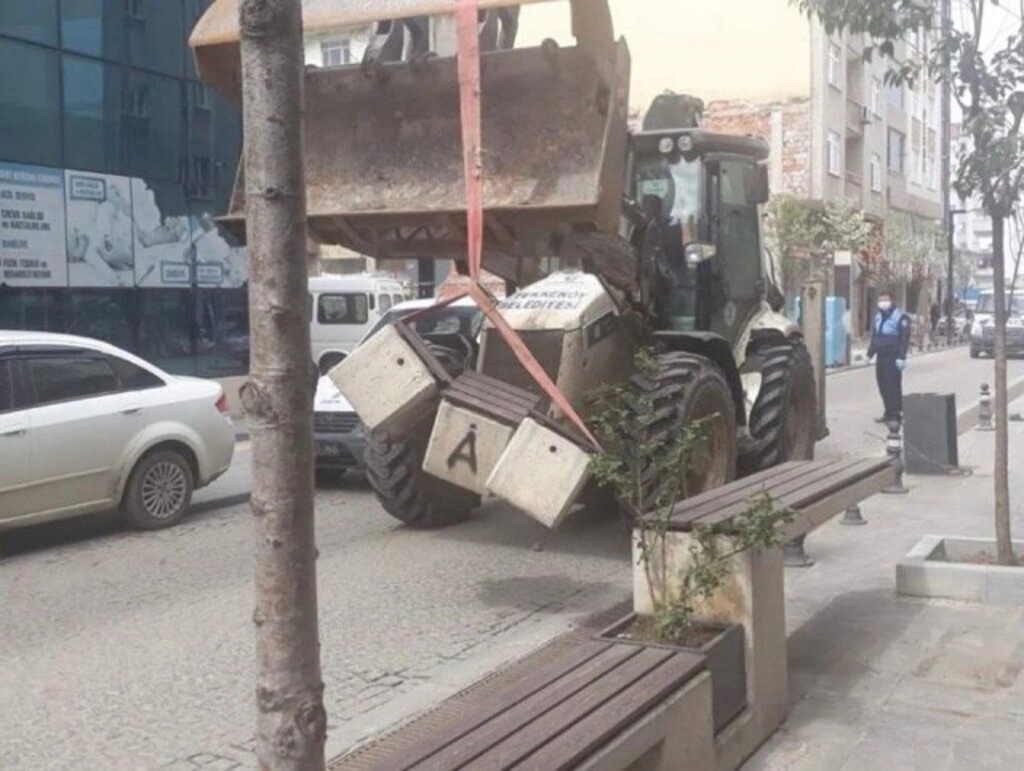 Tekkeköy Belediyesi ilçedeki oturma banklarını söktü - Resim 6