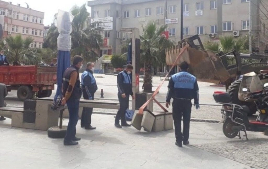 Tekkeköy Belediyesi ilçedeki oturma banklarını söktü - Resim 7