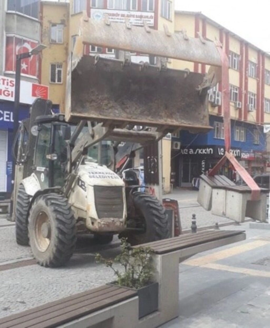 Tekkeköy Belediyesi ilçedeki oturma banklarını söktü - Resim 8