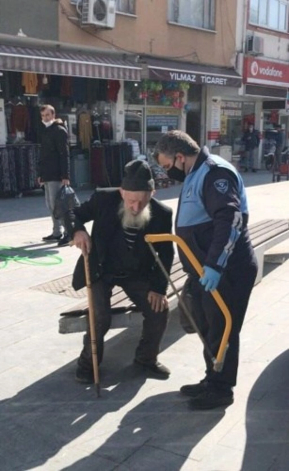 Tekkeköy merkezine inen yaşlı vatandaşı zabıta ekipleri evine bıraktı, kuralları hatırlattı - Resim 1